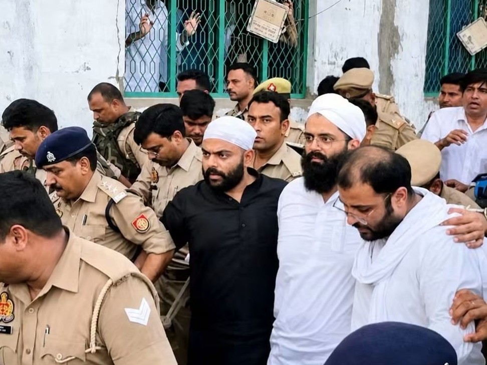 अतीक अहमद के बेटे के काफिले की गाड़ियों पर FIR, टोल बैरियर तोड़ने का आरोप