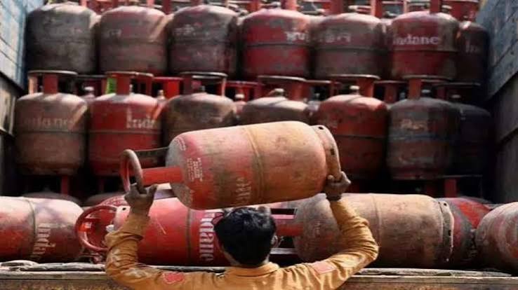 LPG सिलेंडर 200 रुपये से ज्यादा सस्ता, दिल्ली-कोलकाता समेत कई शहरों में राहत! जानिए कहां कितने घटे दाम