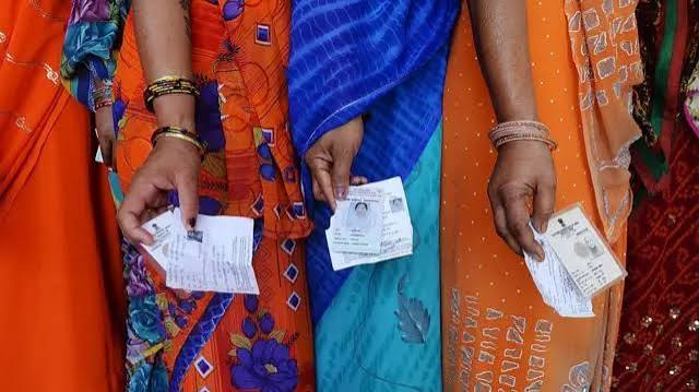 Xप्लेन: महिला वोट बैंक पर सरकारें मेहरबान क्यों? BJP का 'वादा निभाने' का गणित
