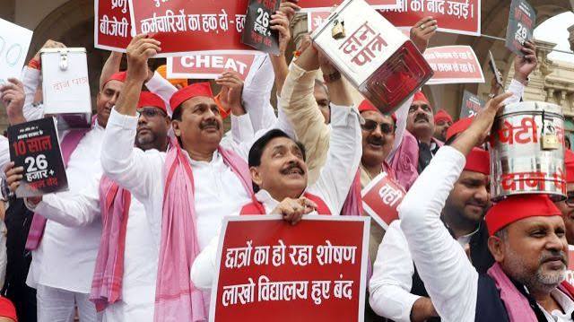 यूपी विधानसभा में सपा ने उठाया चढ़ावा चोरी का मुद्दा, सपा-बीजेपी के बीच जमकर नारेबाजी