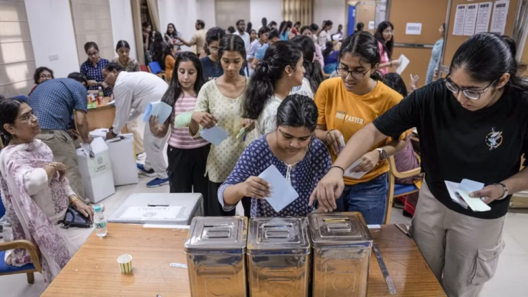 DUSU Election 2026: दिल्ली यूनिवर्सिटी में मतदान जारी, 20 उम्मीदवार मैदान में