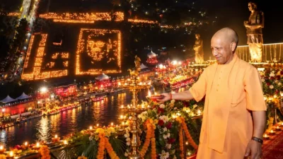 लखनऊ में PM मोदी के जन्मदिन का जश्न, CM योगी ने जलाए 'आशीर्वाद के दीये'