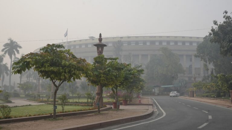 दिल्ली में सितंबर की ठंड ने तोड़ा रिकॉर्ड, 25 साल बाद सबसे सर्द रात; गिरा पारा, हवा भी हुई साफ