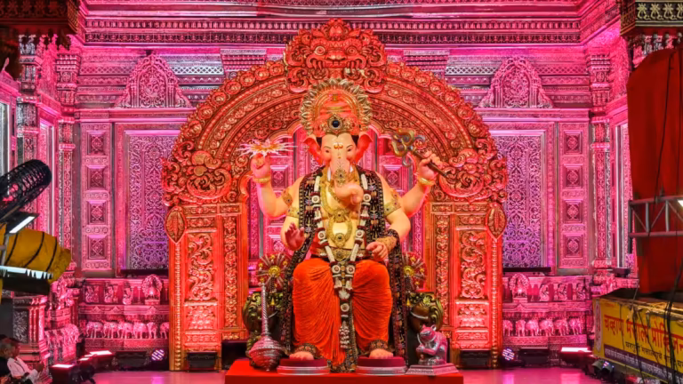 लालबागचा राजा के दरबार में रिकॉर्ड चढ़ावा, तीसरे दिन 53 लाख रुपये दान