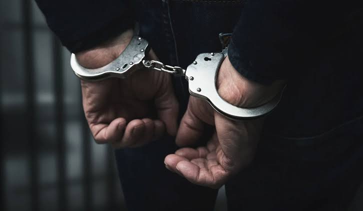 राशन बितरण प्रणाली में बॉयोमैट्रिक प्रक्रिया का दुरूपयोग कर सरकारी राशन का गबन कराने वाले कम्प्यूटर ऑपरेटर को ई0ओ0ब्लू0 टीम ने किया गिरफ्तार